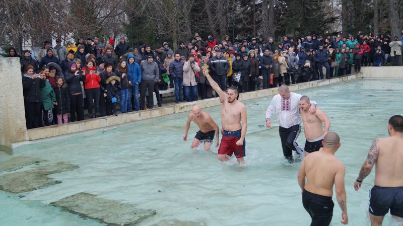1 200 лв. получи късметлията, извадил кръста от богоявленските води в Търговище