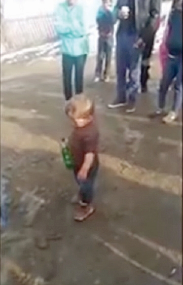 3-годишен пие бира на сватба, цигани му викат: „Наздраве!”