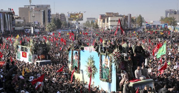 Най-малко 35 души са били стъпкани до смърт по време на погребението на Касем Сюлеймани (ВИДЕО)