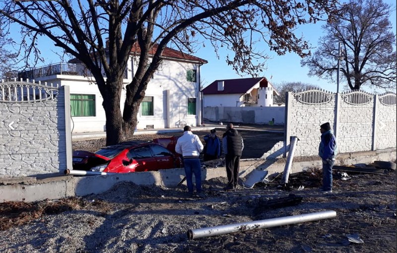 Кола блъсна стълб и бетонна ограда на частен имот в Пловдивско, шофьорът избяга