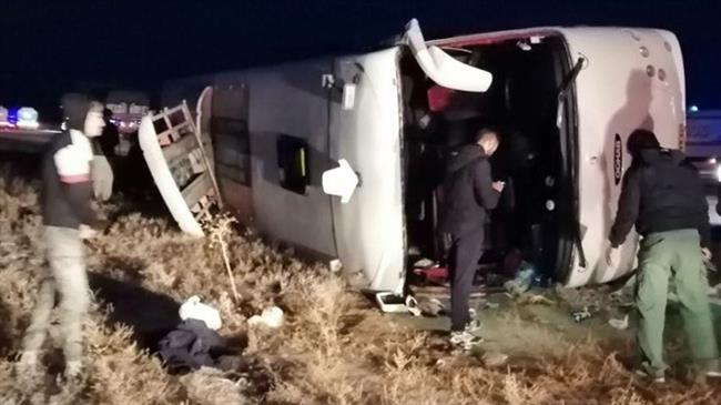 19 души загинаха при автобусна катастрофа в Иран