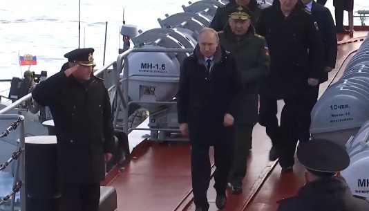 Путин наблюдава маневри в Черно море на борда на ракетния крайцер "Маршал Устинов" (ВИДЕО)