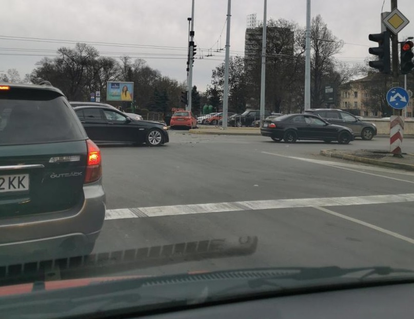 Катастрофа с три коли затрудни движението на кръстовището при НДК