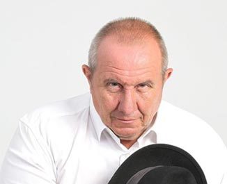 Комикът Димитър Туджаров-Шкумбата пред „Труд“: Животът е стадион, а българите зяпаме от пейките, как други вкарват голове