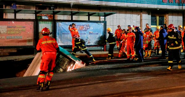 Автобус с пътници падна в огромна дупка на улицата в Китай