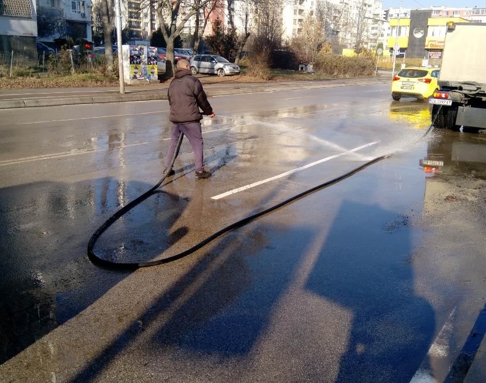 Мият улици в 9 столични квартала от днес