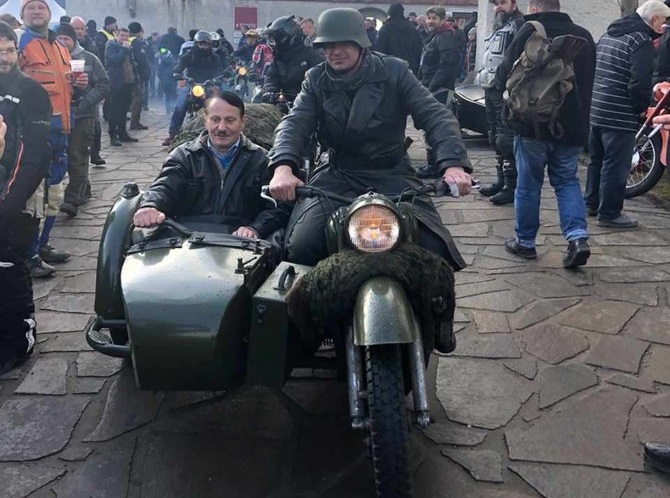 Полицията в Германия издирва Хитлер на мотор (ВИДЕО)