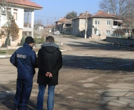 Иззеха вещи, поставени в дървени сандъци, от мястото на взрива във Ветово