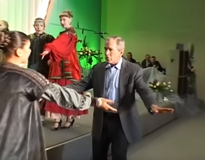 Вижте как Путин и Буш-младши танцуват руски танци в Сочи (ВИДЕО)