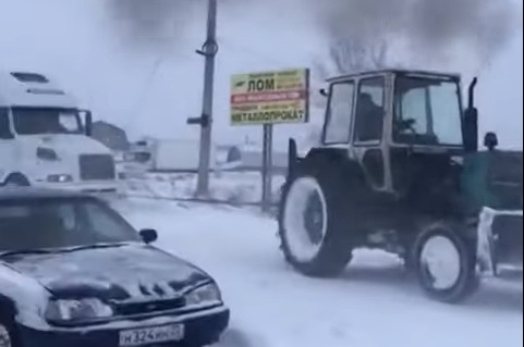 Трактор и два джипа изтеглиха тир от преспите (СНИМКИ)