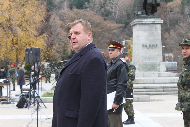 Каракачанов: Възстановяването на Военновъздушното училище е изправяне на една несправедливост