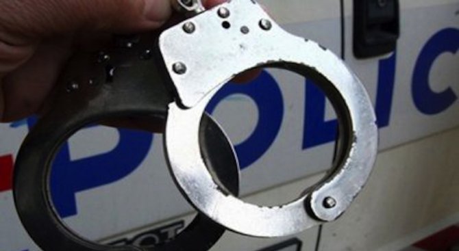 Арестуваха мъж блудствал с 14-годишна, дебнел около училище момичетата