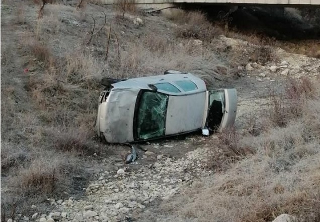 Майка обърна колата си в пресъхнала река, докато кара детето си на училище
