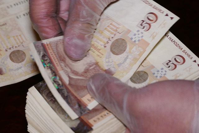 Измамница завлече благодетел с 8000 лв.