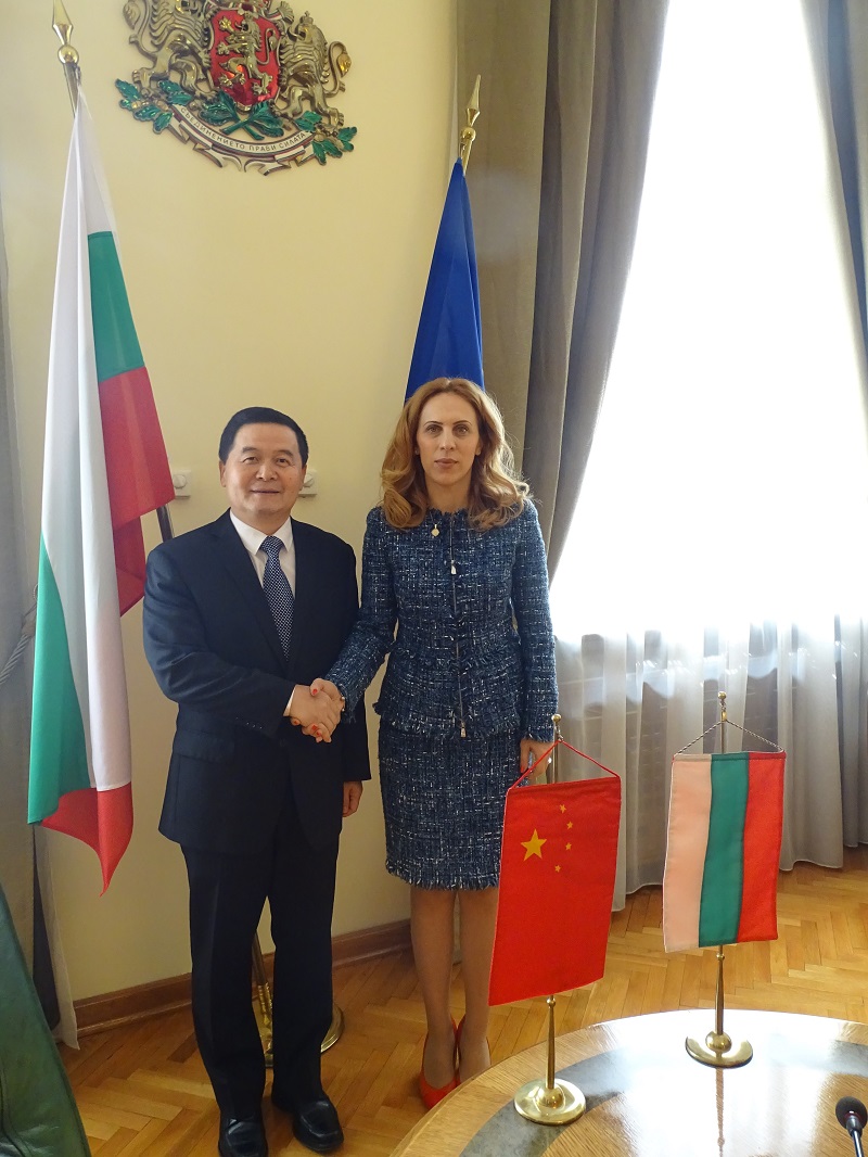 Вицепремиерът Николова се срещна с посланика на Китай