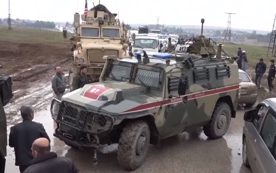 Американски патрул блокира руски военен конвой в Сирия (ВИДЕО)