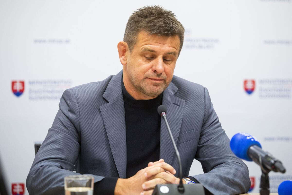 Словашкият министър на екологията подаде оставка след пиянски скандал