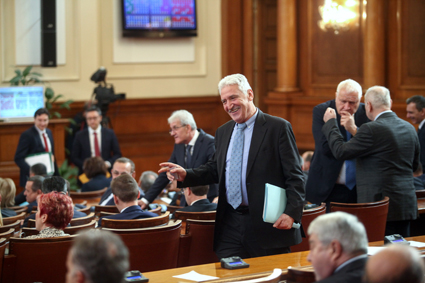 ГЕРБ за вота на недоверие: Служебно правителство е пир по време на чума (обзор)