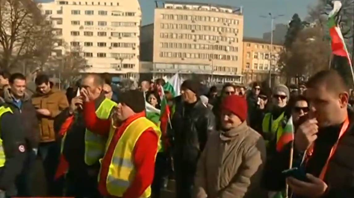 Перничани протестират в София заради водната криза