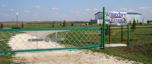 Малък самолет падна край летището до село Бъзън