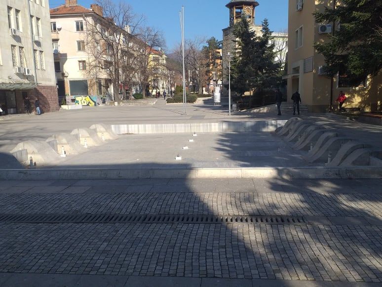 Вандали повредиха фонтана до общината в Сливен