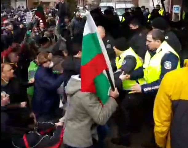 Протестиращи опитаха да нахлуят в регионалното министерство, полицията използва лютив спрей