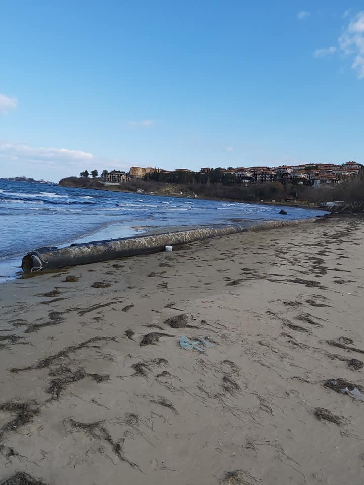 Морето изхвърли тръба за мръсни води в Созопол