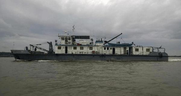 Заседнал край Белене кораб блокира корабоплаването по Дунав