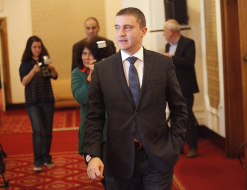 Привикаха по спешност Горанов в парламента