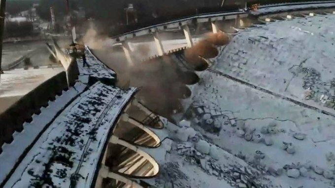 Рухна покрив на огромен спортен комплекс в Русия (ВИДЕО)