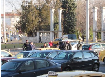Оставиха в ареста петима oт телефонните измамници, лъгали гърци