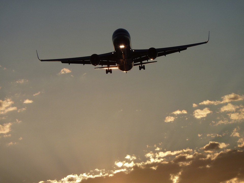 Kанадски самолет "Боинг 767" каца аварийно в Мадрид заради откъснат колесник (ВИДЕО и СНИМКИ)
