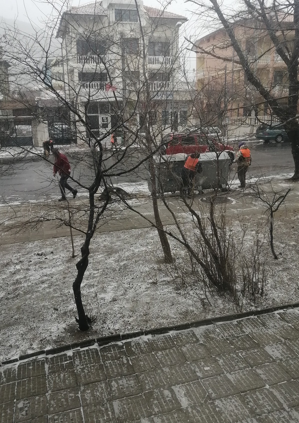 Ураганният вятър остави без ток 31 села в област Сливен