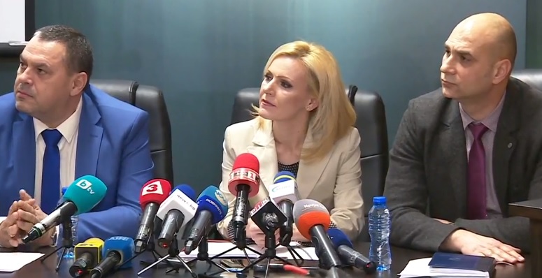 По над 2000 евро на смяна събирали заловените митничари на ГКПП „Калотина“