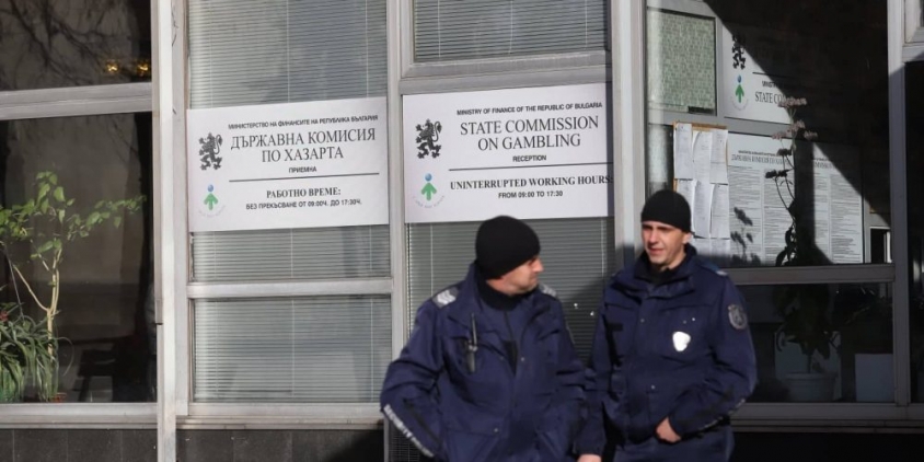 Домашен арест за двамата задържани от Комисията по хазарта