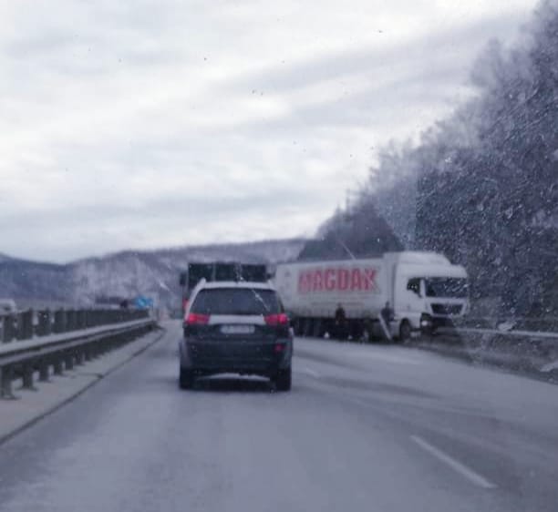 ТИР катастрофира в насрещното на магистрала "Хемус"