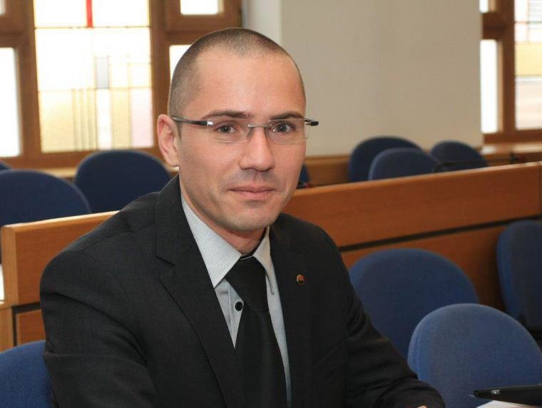 Ангел Джамбазки подарява на посланик Херо Мустафа „Песни за Македония“