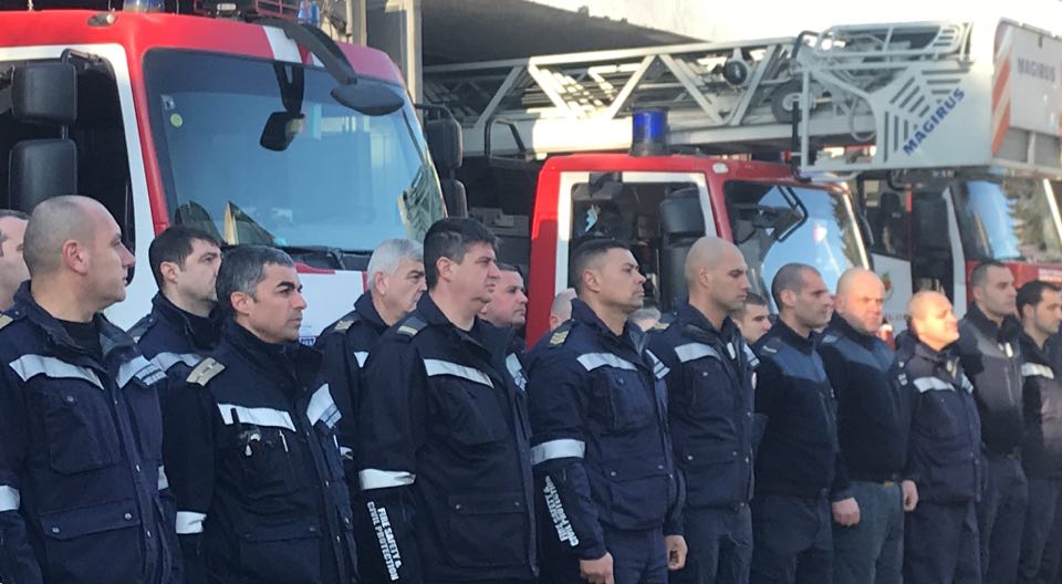 Наградиха огнеборците, спасили 18 души от взривения блок във Варна