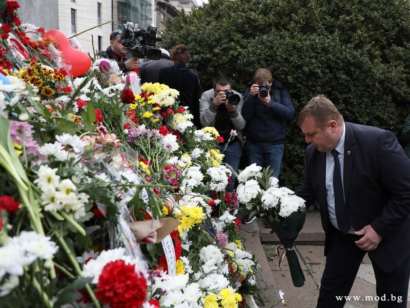 Армията се прекланя пред паметта на Апостола на свободата