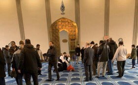 Нападател намушка мъж в джамия в Лондон