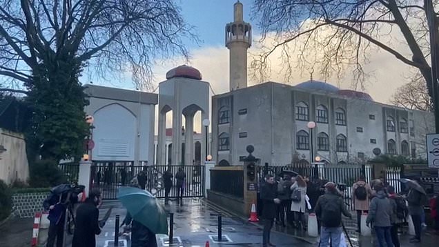 Лондонската полиция: Атаката в джамията не е тероризъм