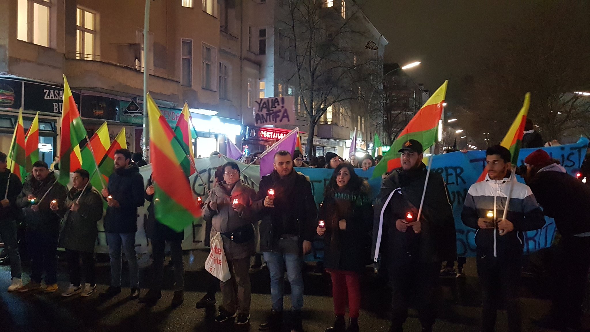 Десетки почетоха жертвите на стрелбата в Ханау