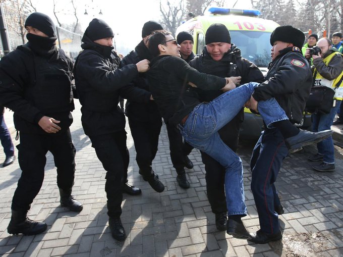Десетки арестувани при антиправителствени протести в Казахстан