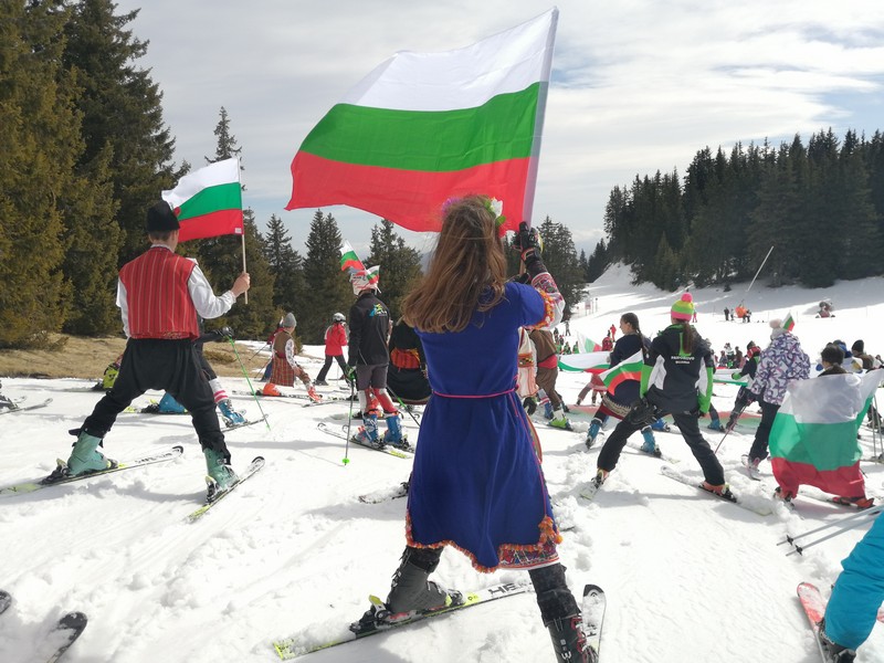 Уникално ски-спускане в народни носии на Трети март в Пампорово (СНИМКИ)