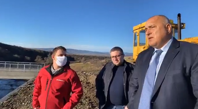 Укрепват опасни язовири срещу порои (обзор)