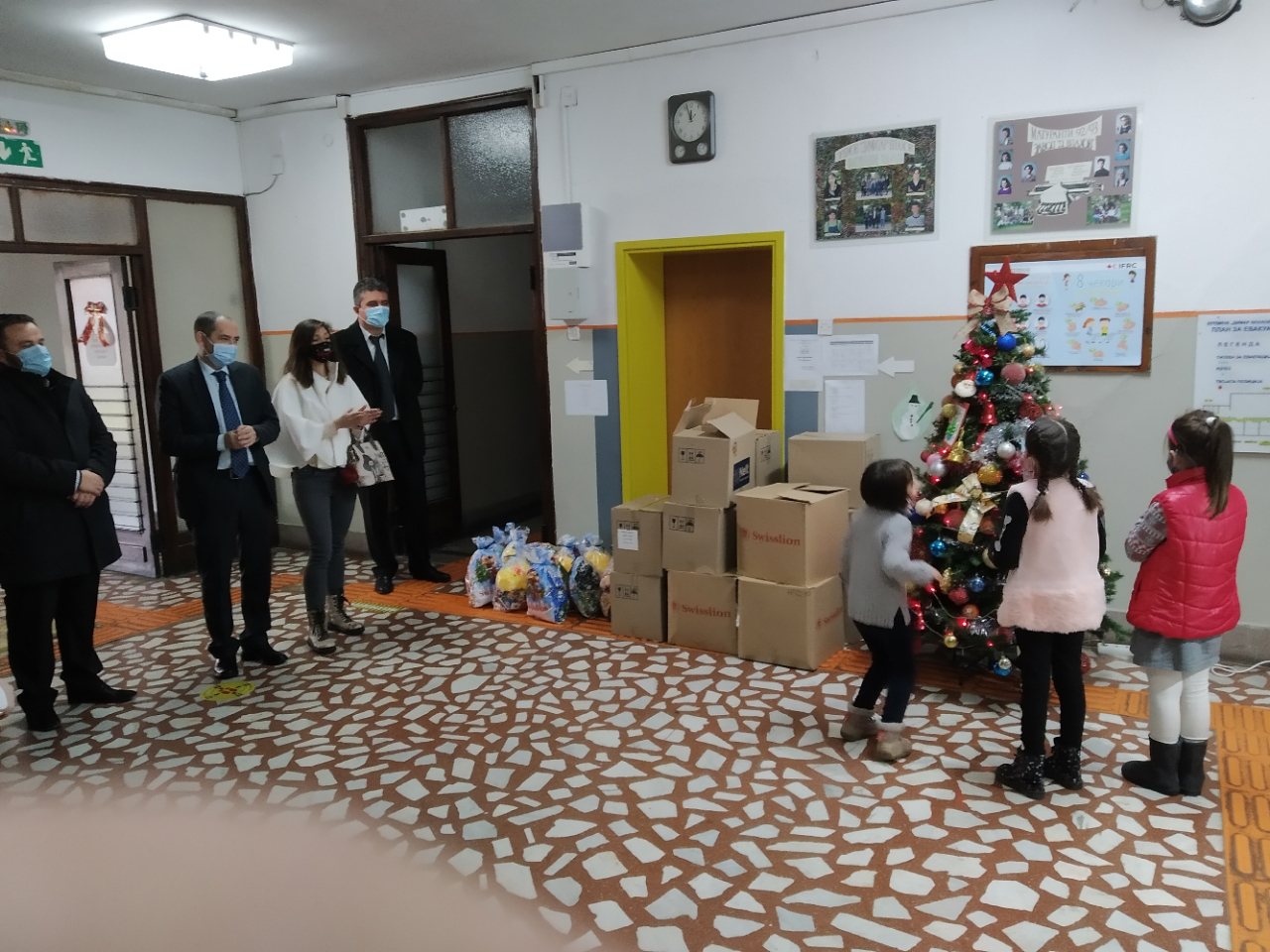 Посолството ни в Скопие дари лакомства на деца