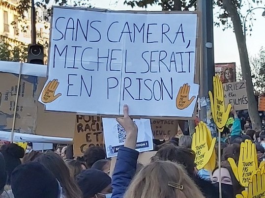 Размирици на протест в Париж срещу спорен законопроект