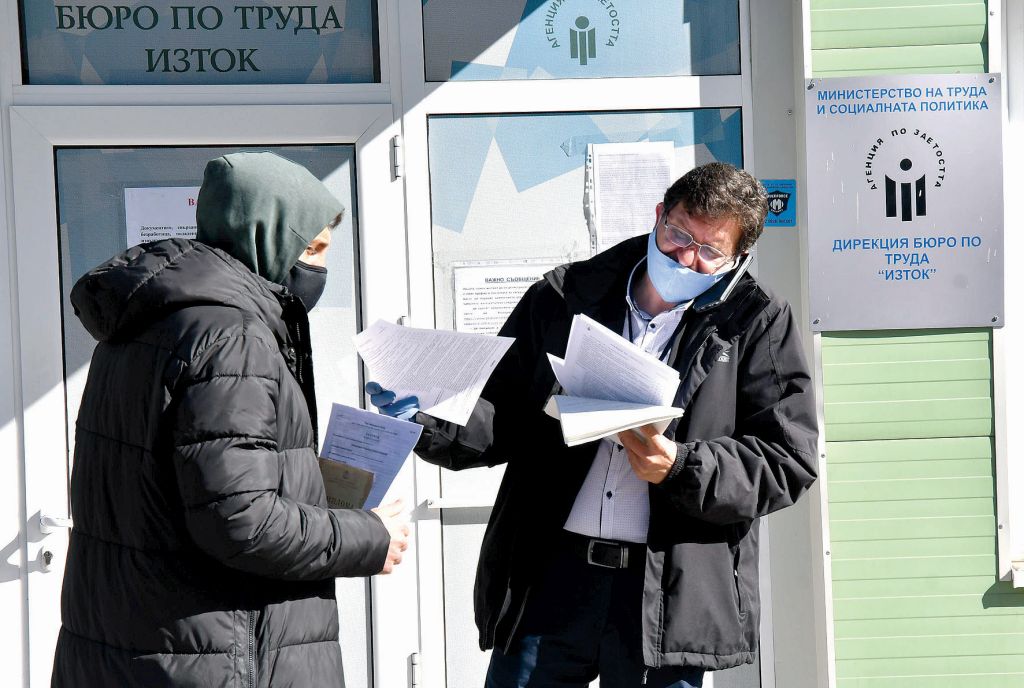 Държавата плаща шест месеца за нает безработен