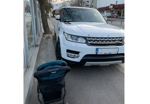 "Рейндж Роувър" паркира на тротоар в столицата, връчиха фиш на шофьорката