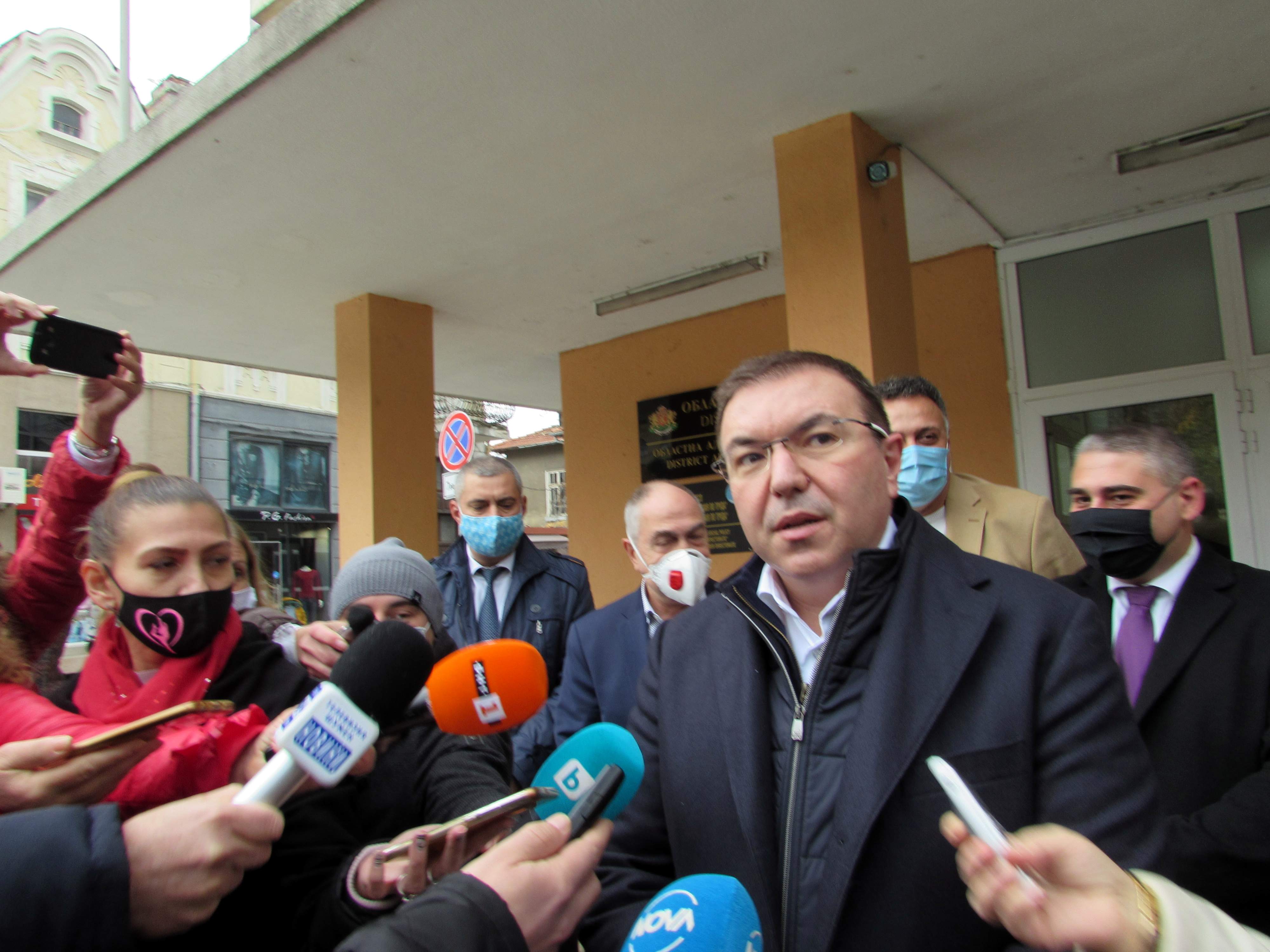 Здравният министър Ангелов: Опасно е лекарства в хранителните вериги